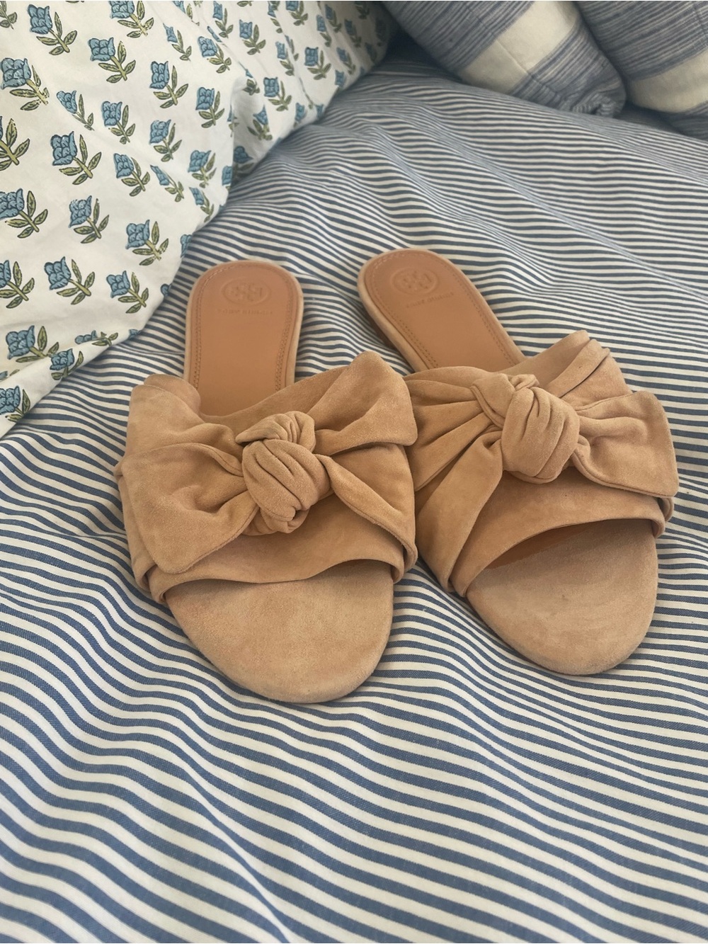 Tory Burch Suede Knot Bow Slide Sandals light pink color - Picture 2 of 3